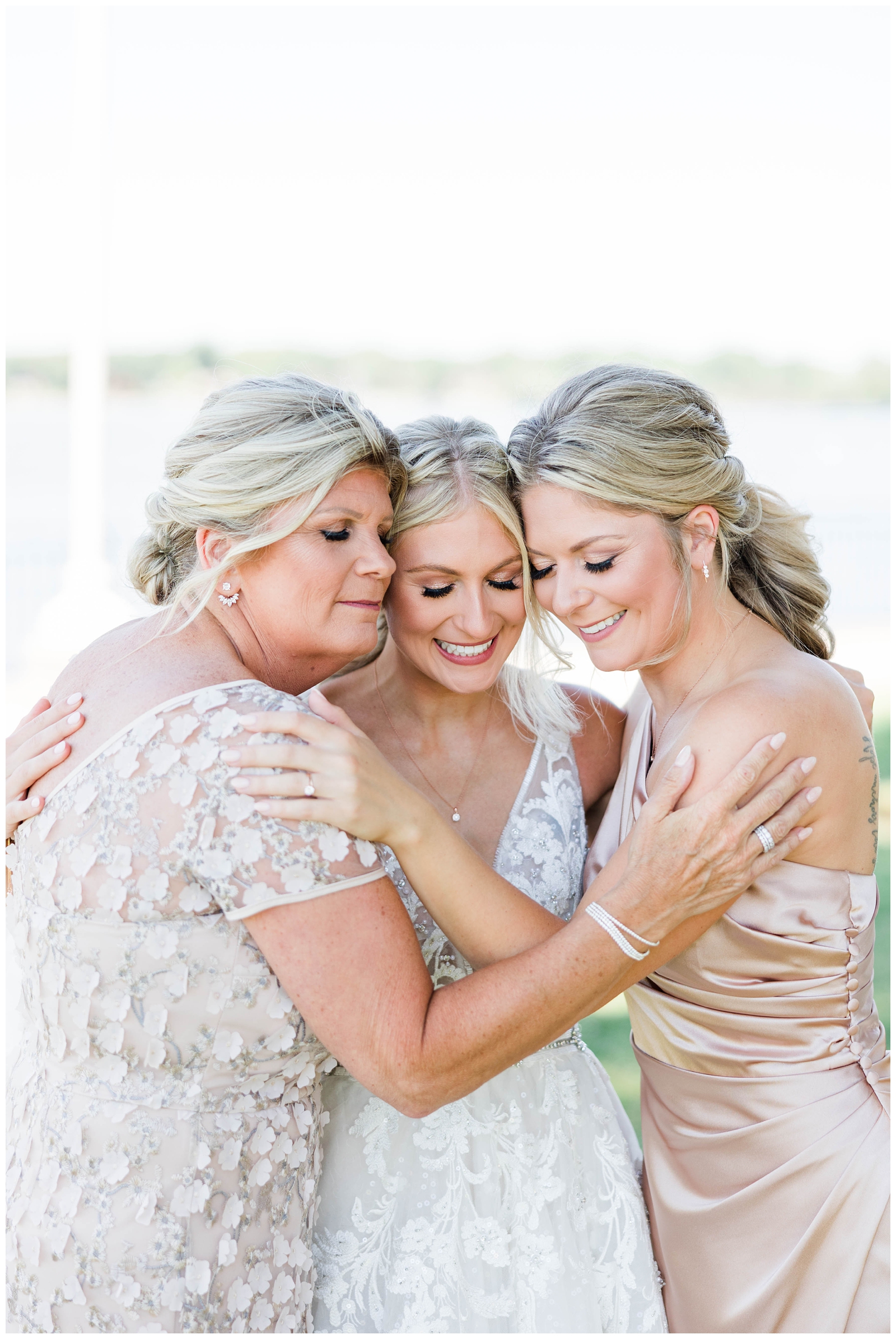 Photo with bride, mother of bride and sister